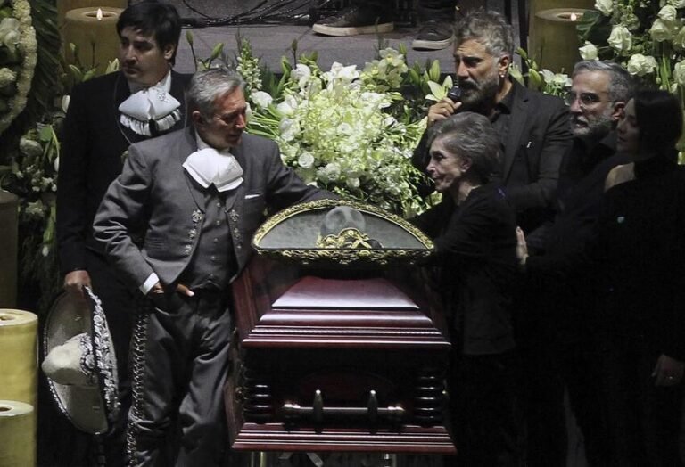 Alejandro Fernández habla por primera vez con los medios tras la muerte de su padre