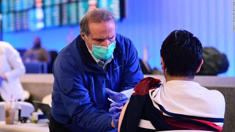 El promedio de casos diarios de COVID-19 supera el récord en Estados Unidos, mientras aumentan las hospitalizaciones de niños