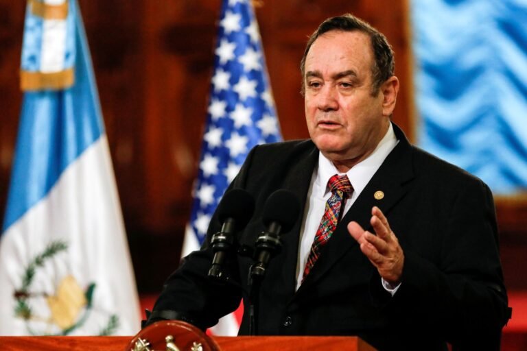 Presidente de Guatemala se aísla por contagio de COVID-19 de dos ministros