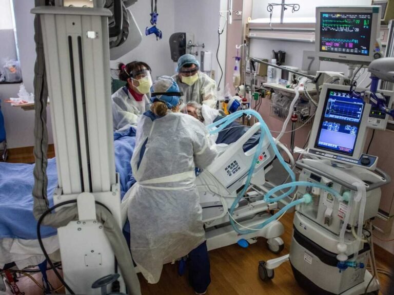 Aumento en casos de COVID-19 no causará escasez de camas, según funcionarios de hospitales