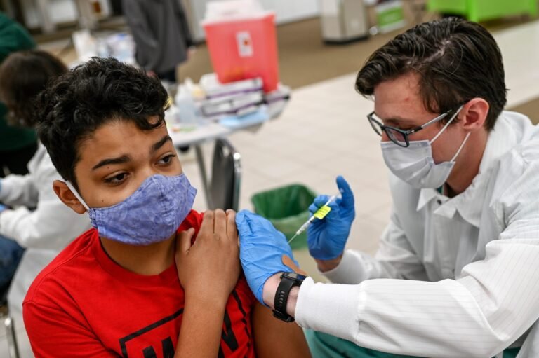 Autorizan vacunas de refuerzo de Pfizer para niños de 12 a 15 años