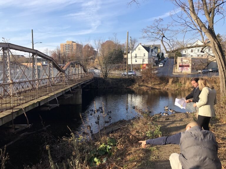Stamford debatirá si reemplazar o reconstruir el puente de la West Main Street