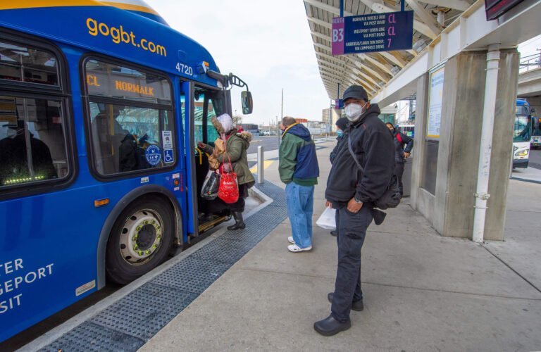 Clínica de vacunación contra el COVID-19 en estación de autobuses