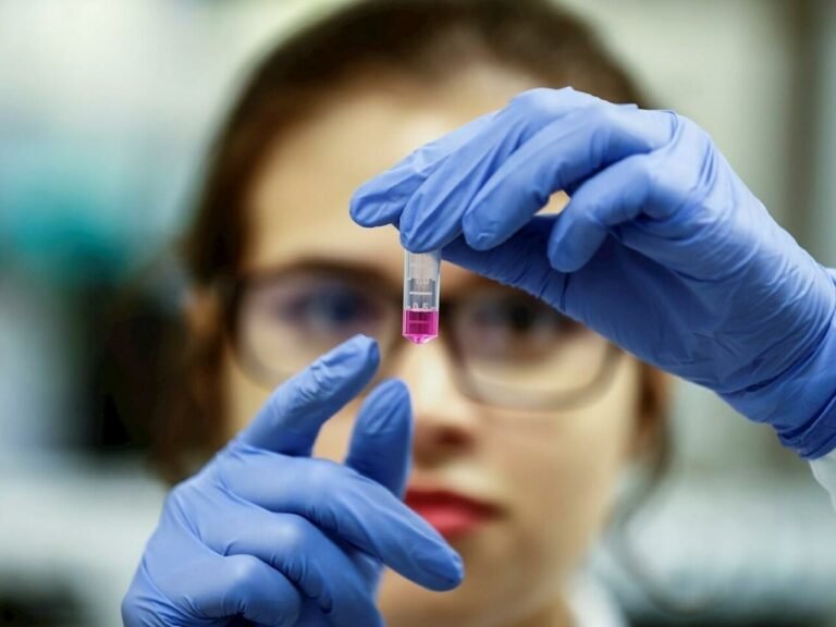 Crean clip portátil que detecta la exposición al COVID-19