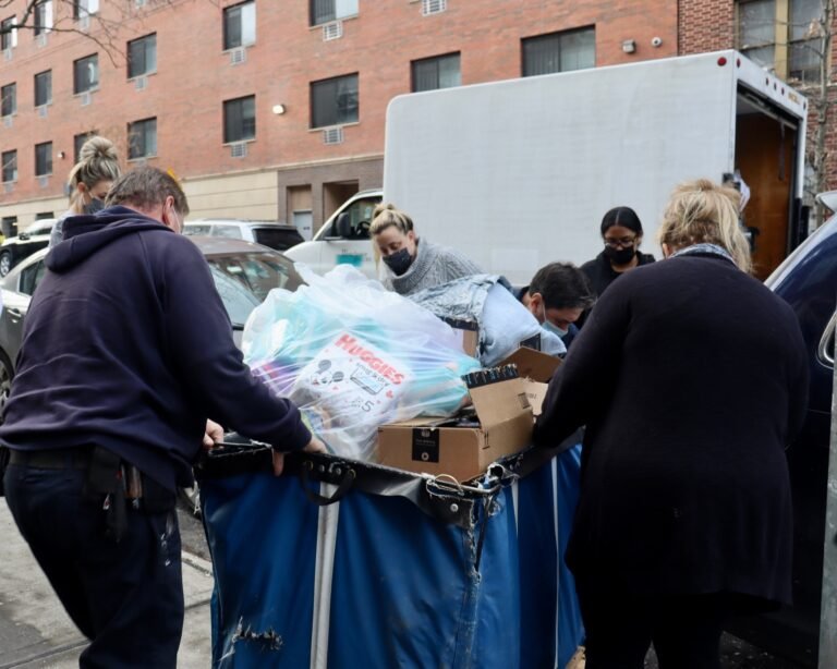 Empleados de Westchester donan alimentos y productos básicos a familias del Bronx afectadas por incendio