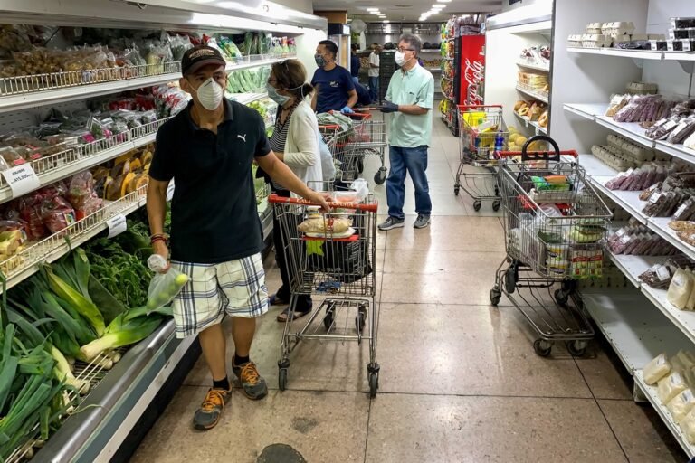 Escasez de trabajadores genera preocupaciones sobre cortes de alimentos en las tiendas de comestibles