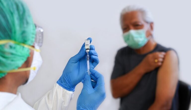 Estas 8 condiciones subyacentes ponen a adultos completamente vacunados en mayor riesgo de COVID-19 grave
