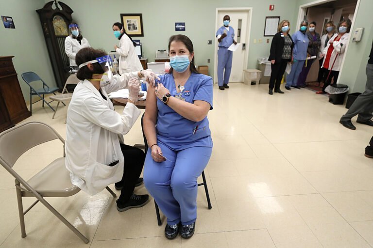 Exigirán vacunas de refuerzo para trabajadores de hospitales y hogares de ancianos