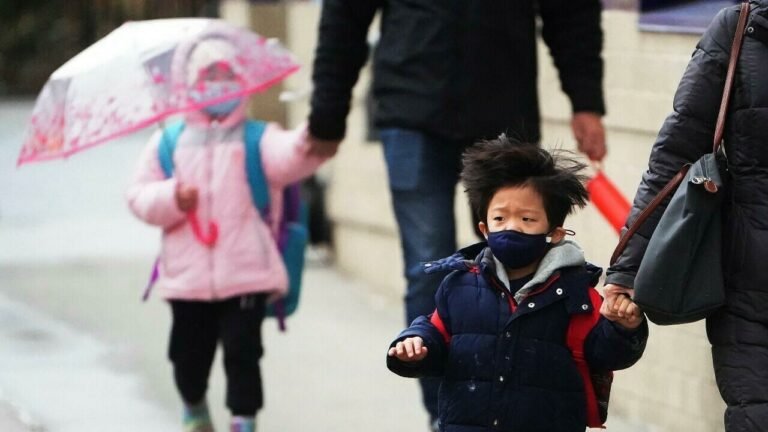 Hospitalizaciones de niños por COVID-19 marcan récord en EEUU
