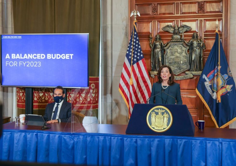 Nuevo presupuesto de NY asciende a $216 mil 300 millones