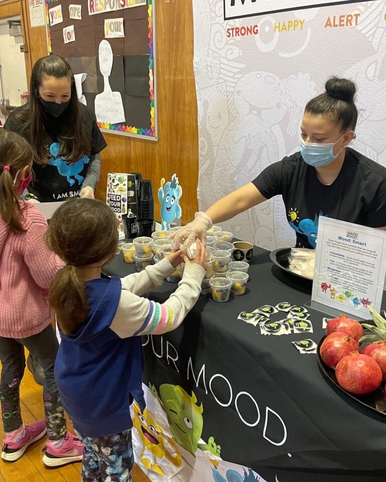 Nuevo programa expone a estudiantes a alimentos que mejoran el estado de ánimo