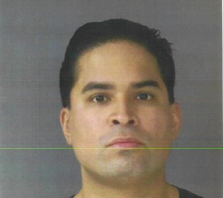 Oficial hispano arrestado por cargos de violencia doméstica