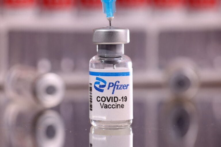Pfizer lanza ensayo clínico de vacuna dirigida exclusivamente contra variante ómicron