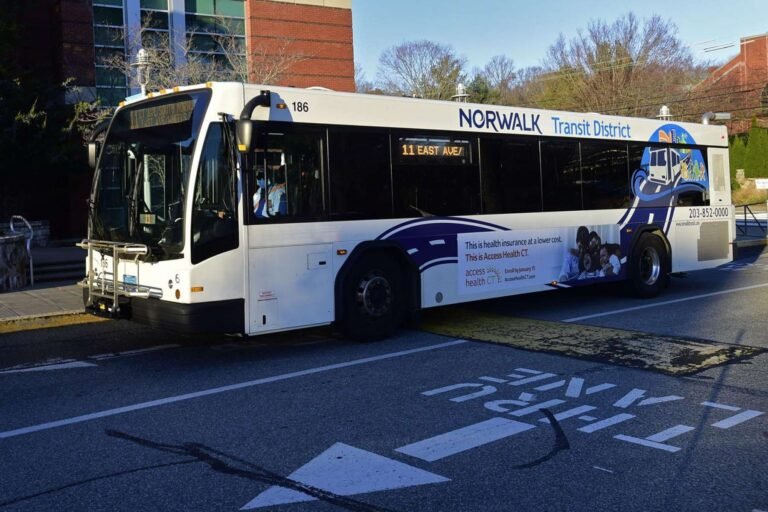 Protestan por eliminación de la ruta de autobús del Norwalk Community College