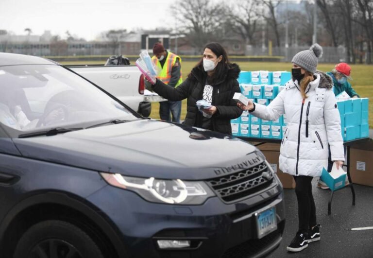 Stamford comienza a distribuir máscaras y pruebas en el hogar de COVID-19