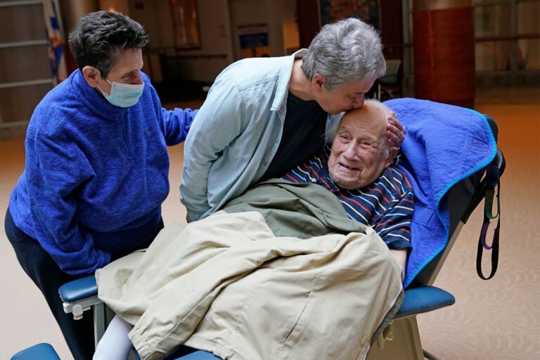Visitantes de hogares de ancianos deben mostrar prueba de vacunación contra el COVID-19