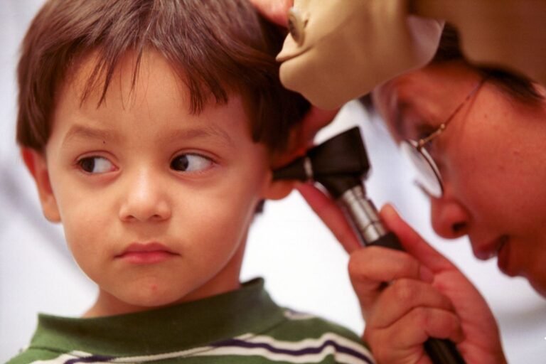 Estudio revela cómo médicos racistas excluyen a niños hispanos de pruebas clínicas
