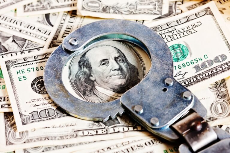 Arrestan a par por intentar estafar a mujer con casi $10 mil