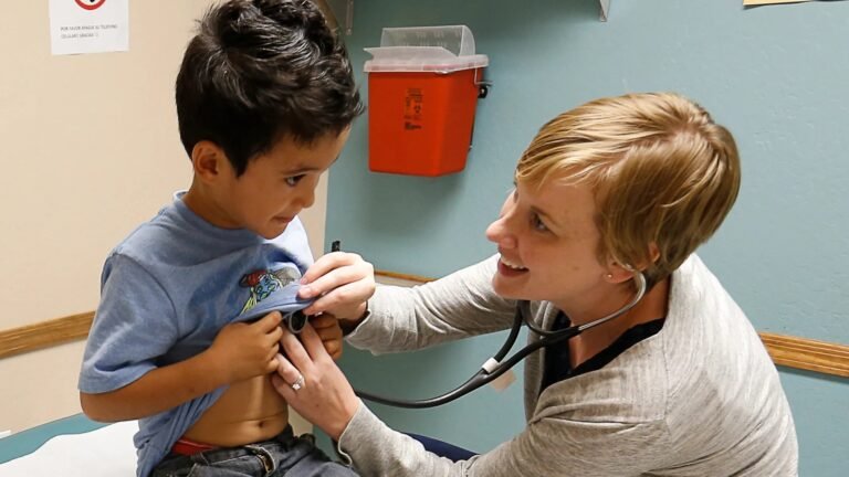 Analizan ampliar atención médica para niños indocumentados