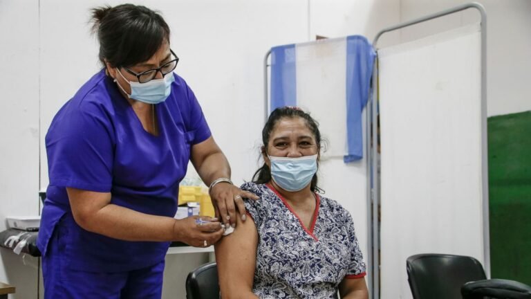Aprueban cuarta dosis de vacuna contra COVID-19 para mayores de 50 años