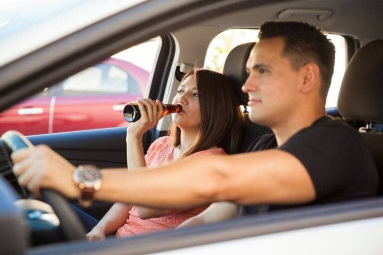 Buscan prohibir que pasajeros porten contenedores abiertos de alcohol