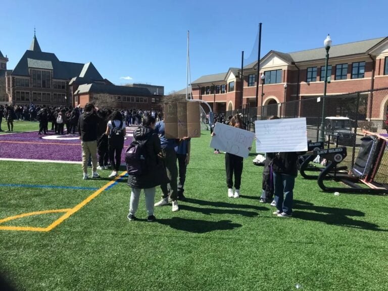 Estudiantes protestan por presunta agresión sexual