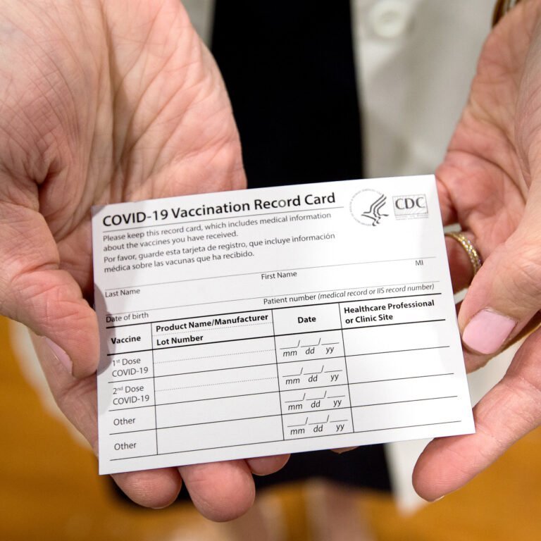 Falsificar tarjetas de vacunas contra el COVID-19 sería un delito, según proyecto de ley