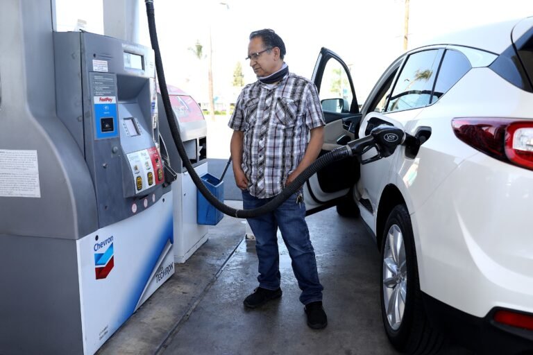 Gobernador firma suspensión del impuesto a la gasolina