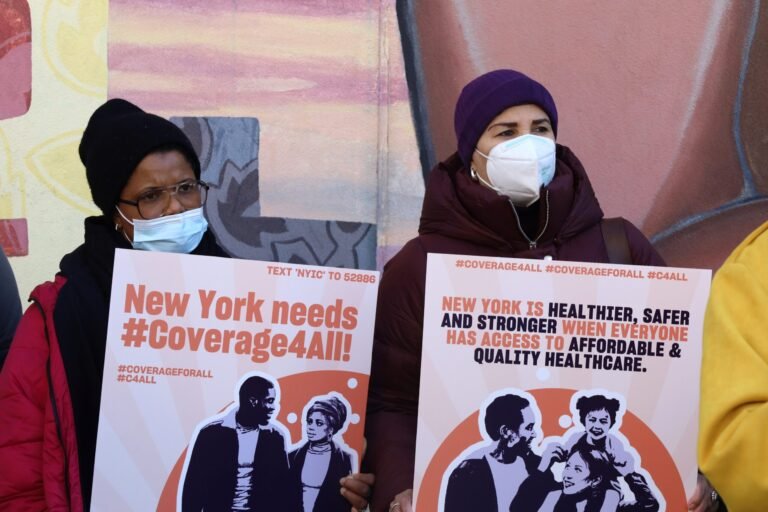 Inmigrantes siguen atentos a negociaciones por presupuestos de NY