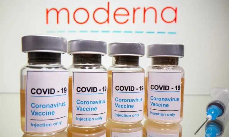 Moderna busca aprobación para segunda dosis de refuerzo para adultos