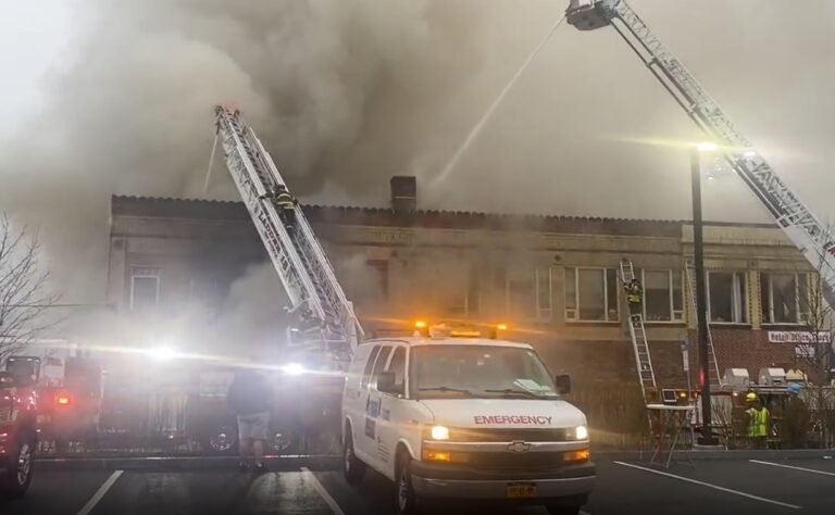 Un muerto en incendio de edificio comercial