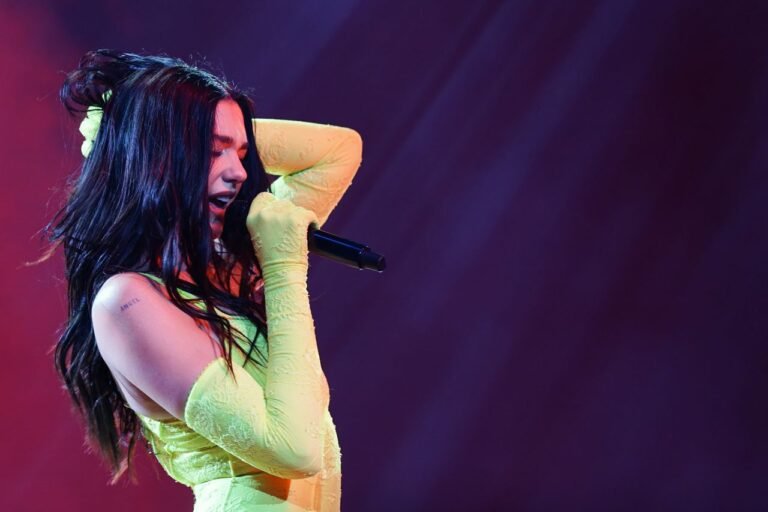Dua Lipa deja caer su micrófono en pleno concierto y deja en evidencia supuesto “Playback”