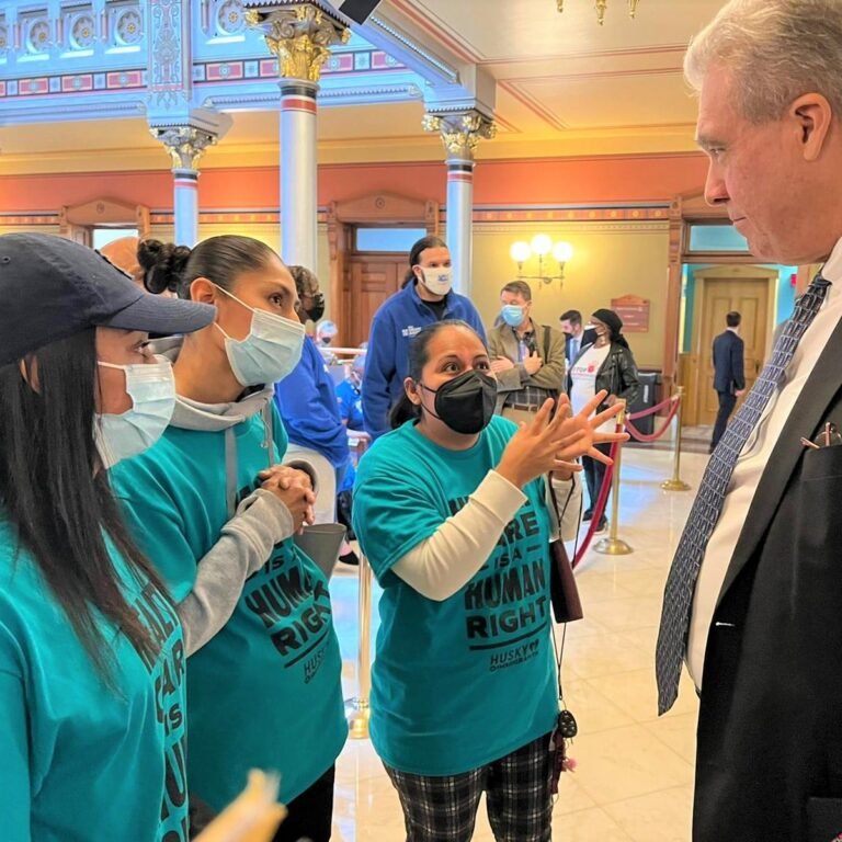 Defensores presionan in situ para que legisladores amplíen HUSKY para niños inmigrantes