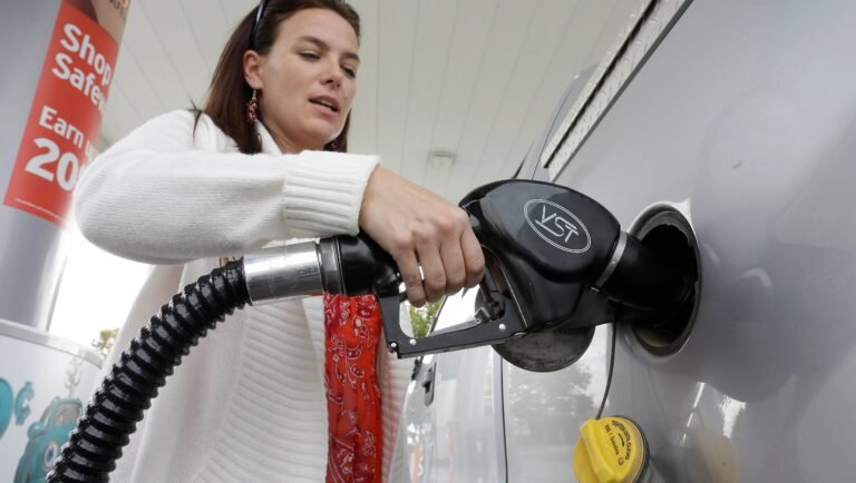 Ejecutivo busca limitar impuesto a la gasolina del Condado