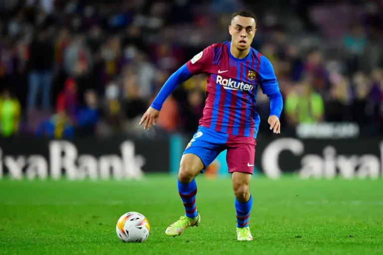 Sergiño Dest convenció a Xavi y seguirá la próxima temporada en el Barcelona, aseguran fuentes