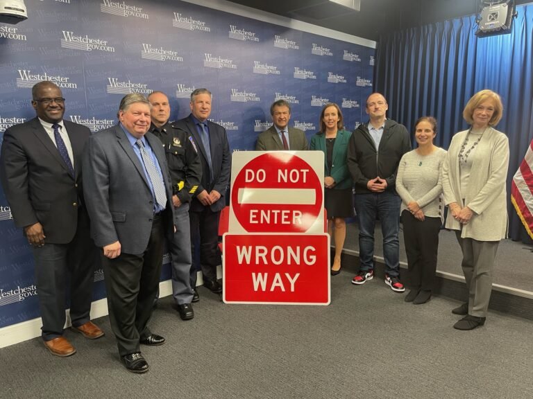 Instalan 160 nuevos letreros de tránsito en la Bronx River Parkway gracias a Grupo de Trabajo