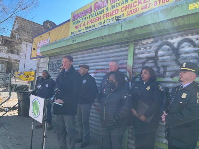 Realizan redadas y cierran varias bodegas en New Haven por incumplimiento de la ley