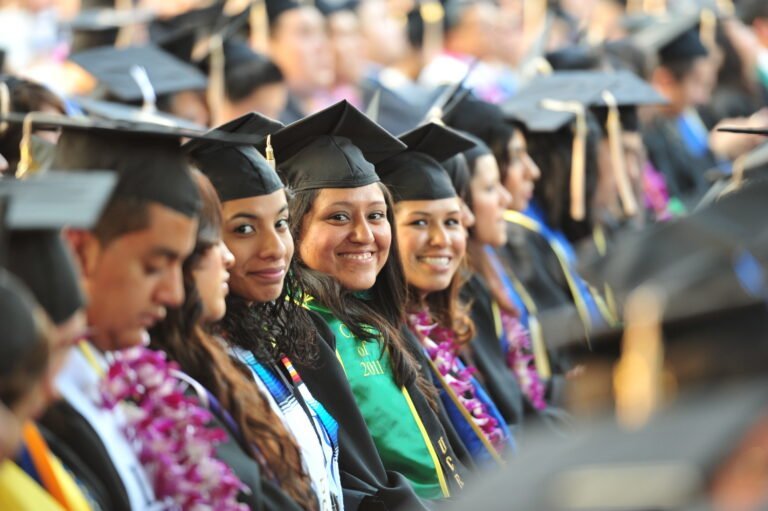 Becas disponibles para estudiantes que ingresan a la Universidad  