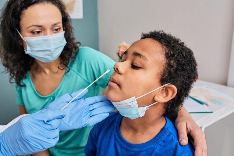 Tasa de infección de COVID-19 vuelve a estar por debajo del 8%