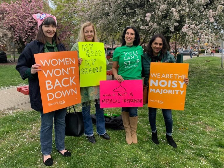 Activistas protestan por el derecho al aborto