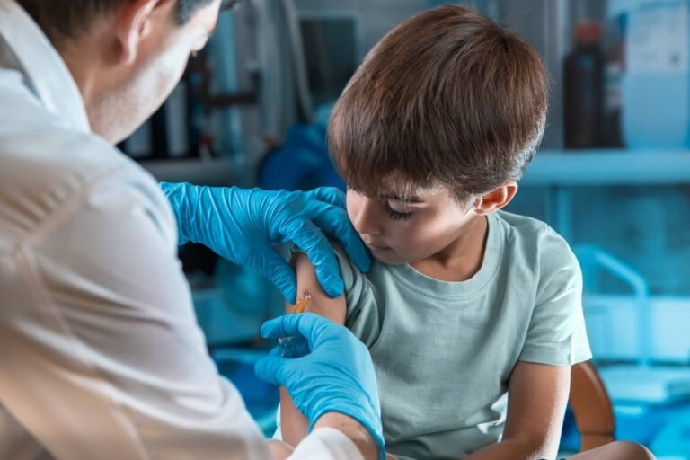 Autorizan vacunas de refuerzos de Pfizer de COVID-19 para niños mayores de 5 años