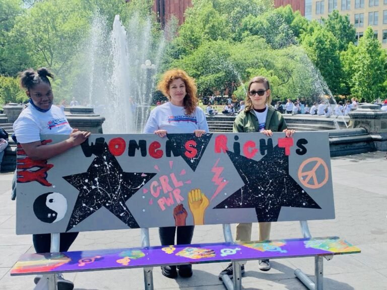 Estudiantes presentan 35 murales coloridos en bancas  