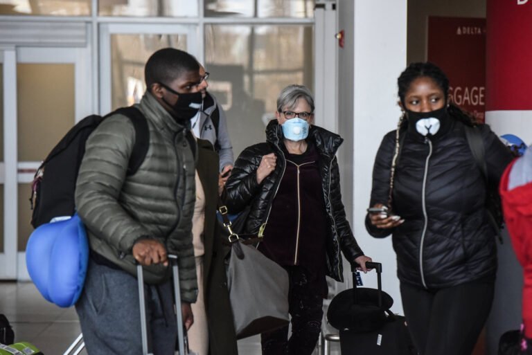 CT recomienda que trabajadores estatales usen mascaras en interiores