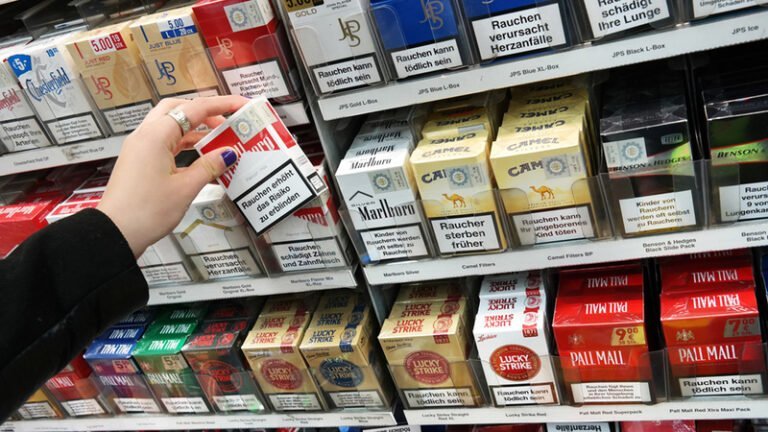 Empleados multados por vender tabaco y cigarrillos electrónicos a menores