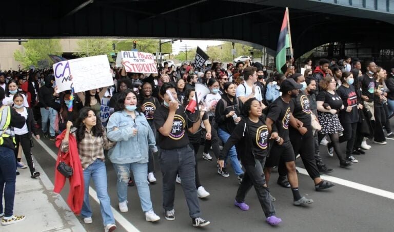 Estudiantes protestan por financiamiento de servicios de salud mental