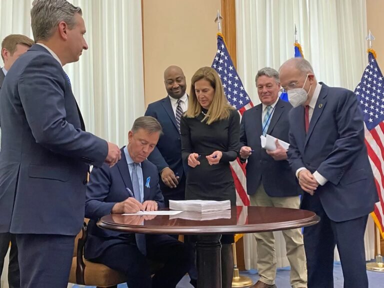 Gobernador firma presupuesto estatal