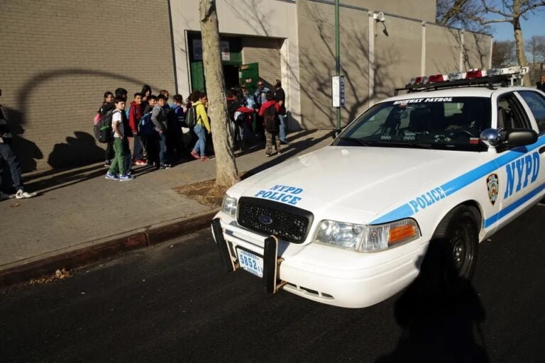 Gobernadora ordena estricta vigilancia policial en escuelas de NY hasta fin de año