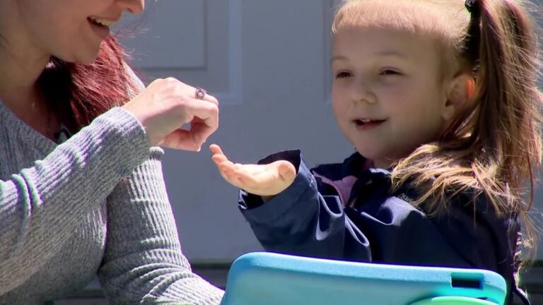 Niña y su madre crean conciencia sobre rara condición neurológica