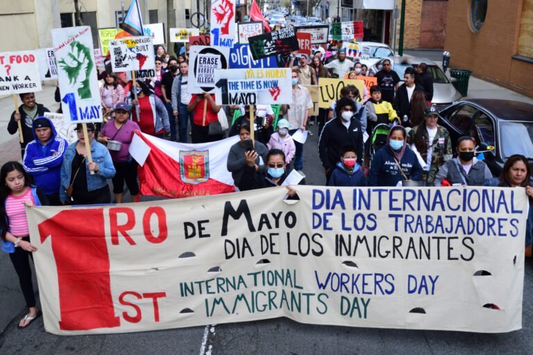Trabajadores esenciales protestan para incluir paga de héroes y días de enfermedad en presupuesto de CT