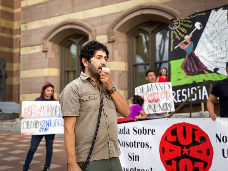 Víctimas latinas del crimen protestan para pedir seguridad y transparencia policial 